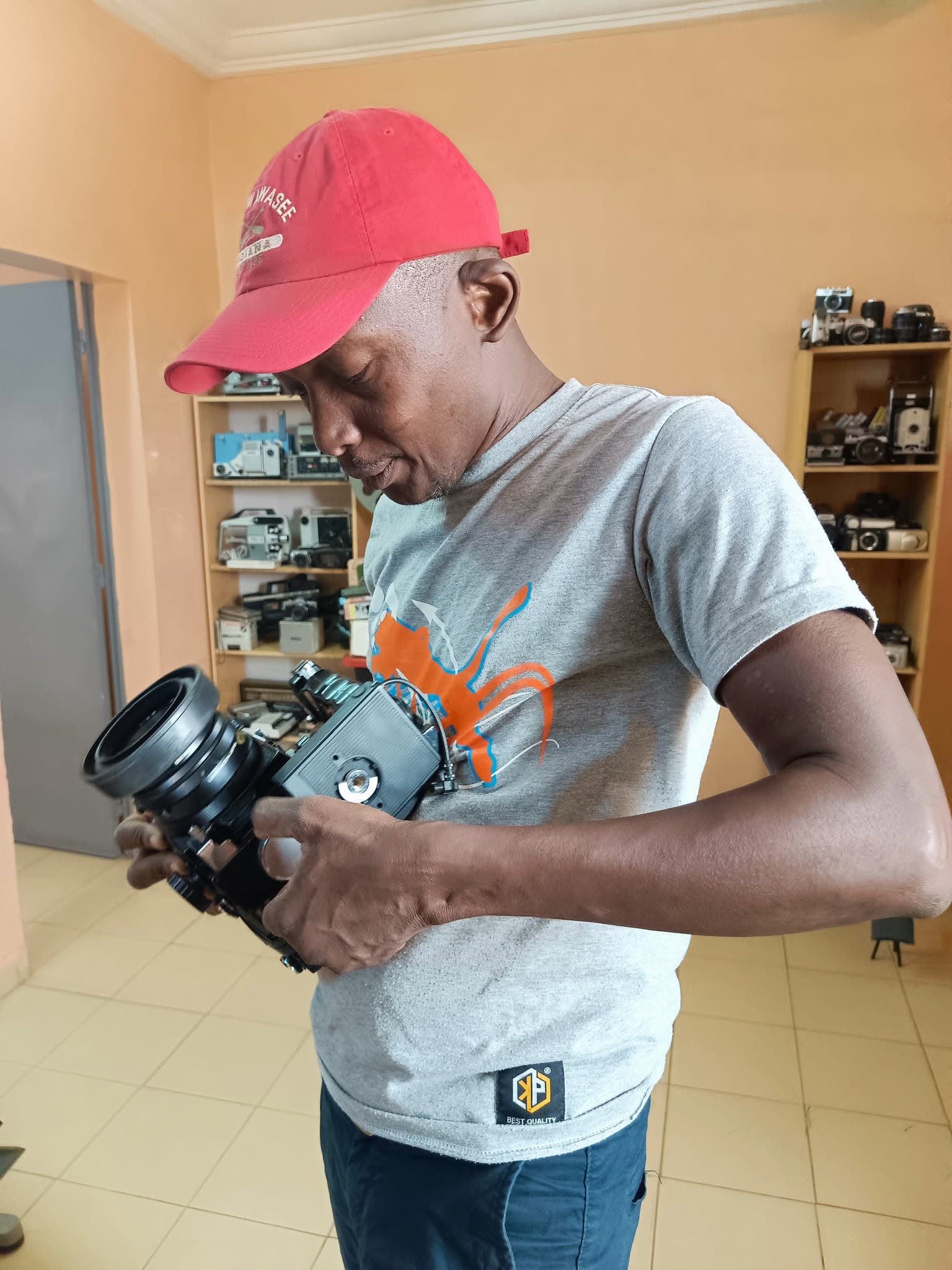 Professionnel manipulant une caméra pour la couverture photo et vidéo